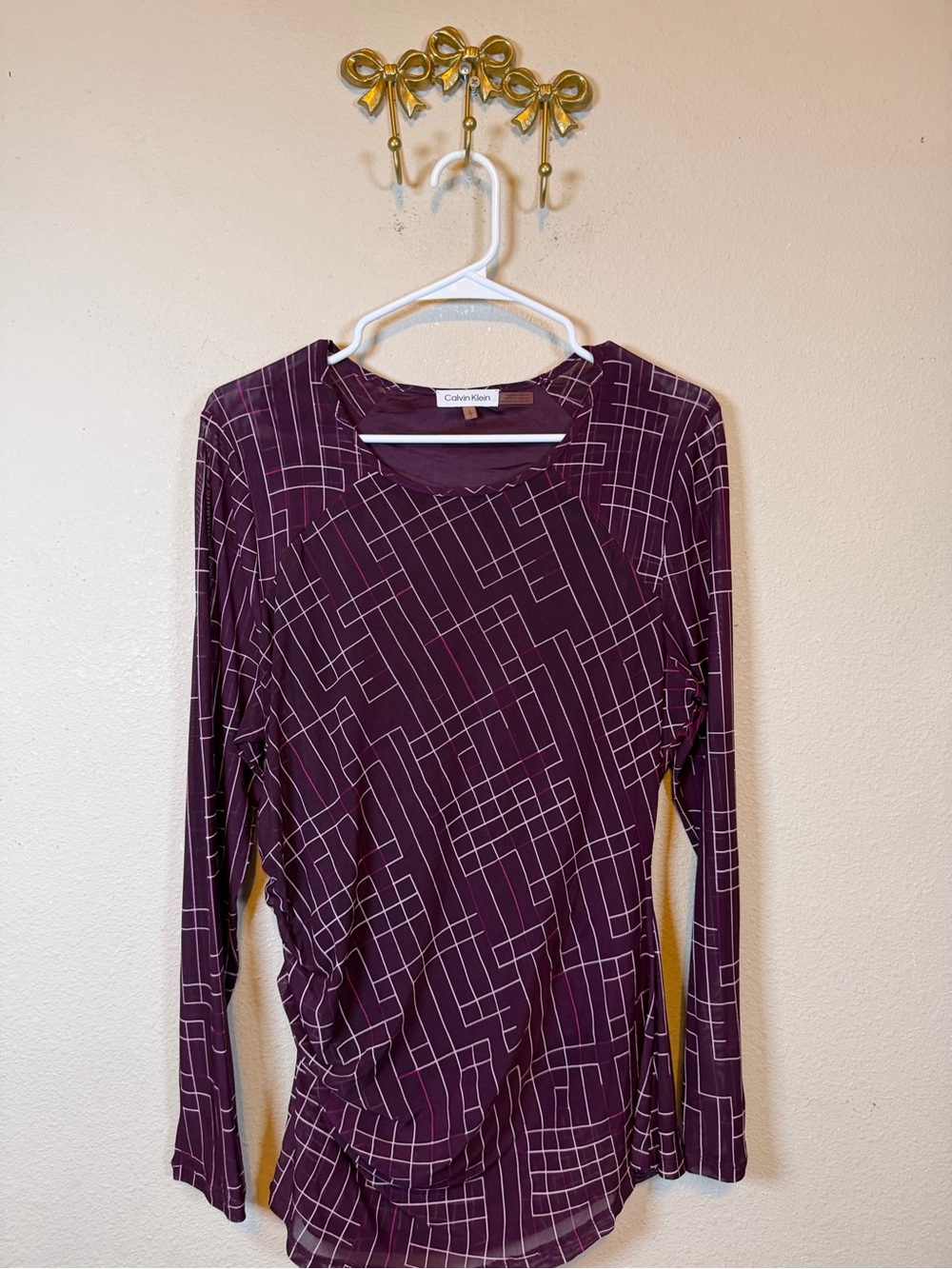 Calvin Klein Women's Long Sleeve Burgundy Geometric Top. Rouge side Size L
